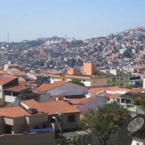 Un barrio de clase media y una “favela (asentamiento pobre)” conviven en São Bernardo do Campo, municipio en el extremo sudeste de la Región Metropolitana de São Paulo, donde las viviendas precarias siguen escalando las tierras disponibles en el cerro, mientras abajo un riachuelo recibe el agua servida y la basura del vecindario. Crédito: Mario Osava/IPS