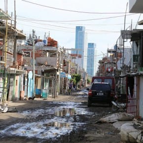 La exclusión de los residentes en Villa 31, en el corazón de Buenos Aires, la acentuaron sus vías sin pavimentar, a solo unos metros de los lujosos edificios de uno de los barrios más acomodados de la capital argentina. Un ambicioso plan financiado por el Banco Mundial busca su cohesión con el resto de la ciudad. Crédito: Fabiana Frayssinet/IPS