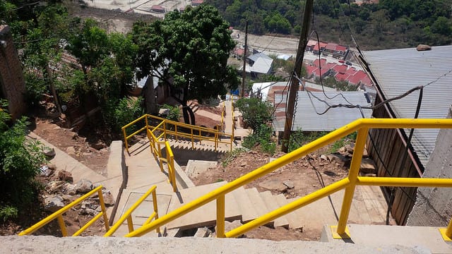 Unas escaleras en el barrio Ramón Amaya Amador y en otros intervenidos son el símbolo de la nueva inclusión de zonas pobres y marginadas con el resto de la ciudad de Tegucigalpa, la capital de Honduras. Crédito: Thelma Mejías/IPS