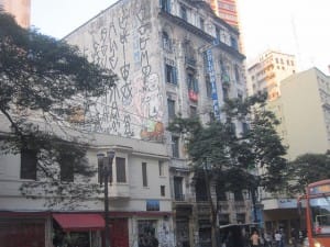 Fachada del Hotel Columbia, en el centro de São Paulo, cuyo edificio ocupan desde hace siete años 80 familias carentes de vivienda, que viven entre la amenaza de desalojo y la esperanza de convertirse en dueños de un apartamento, así sea de una sola habitación, en medio de la megaciudad brasileña. Crédito: Mario Osava/IPS