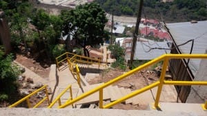 Cambio radical en el acceso a la colonia (barrio) Ramón Amaya Amador de Tegucigalpa, gracias a la mejora en sus calles y al sistema de escaleras que mejora el tránsito de sus residentes y su comunicación con el resto de la capital de Honduras. Crédito: Thelma Mejías/IPS