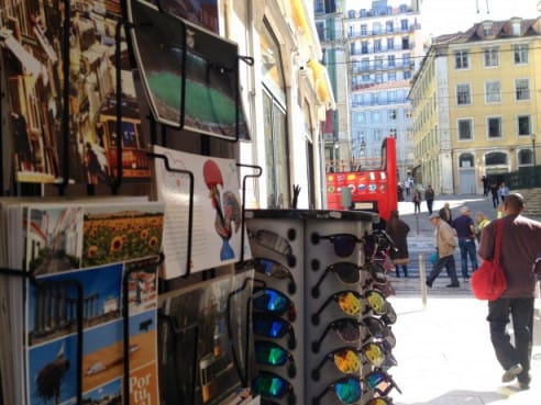 Sólo en la Baixa de Lisboa existen 52 tiendas de souvenirs, todas con exactamente el mismo género de merchandising.