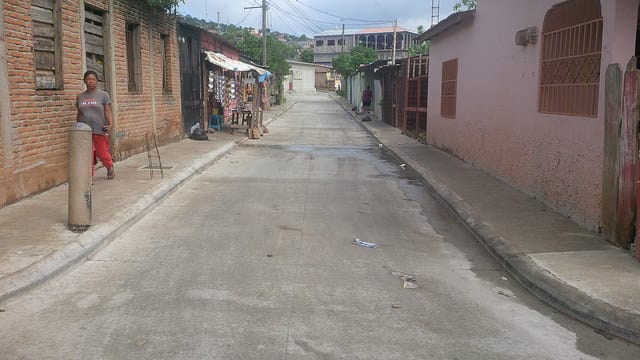 Calles pavimentadas como esta, que hasta hace poco eran caminos de tierra, muchas veces enlodados, son el resultado de un programa integral de mejora en barrios marginados de Tegucigalpa, que contó con la activa participación de la comunidad. Crédito: Thelma Mejía/IPS