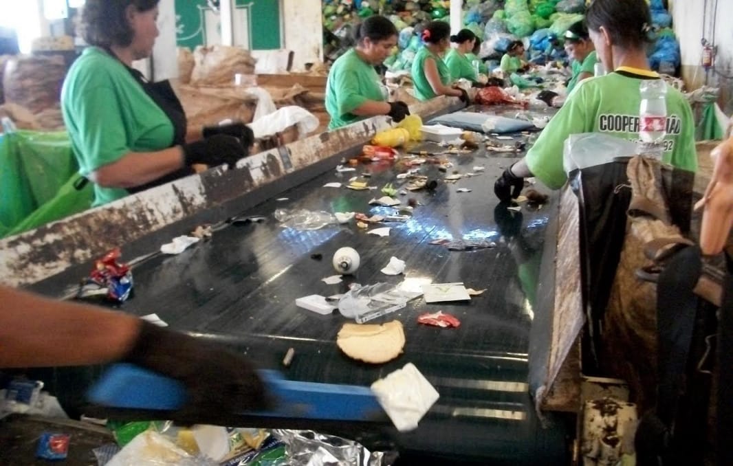 Trabajos de reciclaje en la cooperativa / C.R