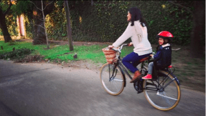 Rebeca Mateos montando en bici con su hija